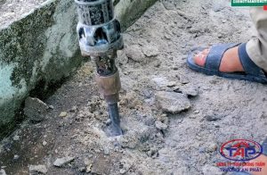 Đục tẩy vệ sinh lớp vữa yếu chuẩn bị chống thấm ban công và sê nô