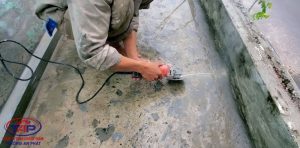 Xử lý vết nứt bằng keo chuyên dụng trước khi thi công lớp chống thấm ban công và sê nô