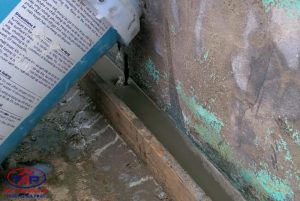 Đổ vữa không co ngót Sika Grout chống nứt chân tường trước khi chống thấm