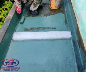 Thi công lớp chống thấm và dán lưới thủy tinh gia cường ban công, sê nô