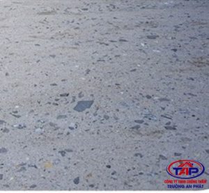 Mài đến lớp bê tông chắc chắn và tưới nước bão hòa chống thấm hố pit thang máy