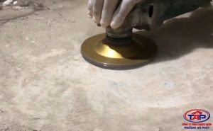 Mài tạo nhám, tạo phẳng bề mặt và kiểm tra vết nứt rạn trước khi chống thấm nhà vệ sinh, wc