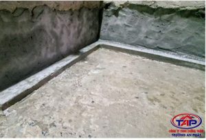 Đổ vữa không co ngót Sika Grout chống nứt chân tường trước khi chống thấm nhà vệ sinh wc