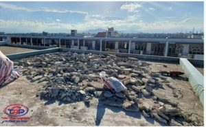 Đục tẩy lớp vữa trước khi xử lý chống thấm sàn mái