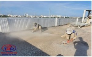 mài tạo nhám và để kiểm tra vết rạn nứt trước khi chống thấm sàn mái