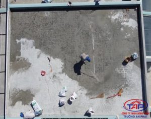 Vệ sinh xịt rửa nền bằng nước áp lực cao trước khi thi công chống thấm