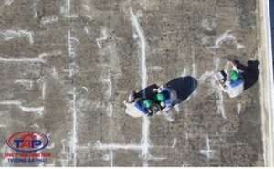 bơm keo xử lý vết nứt sàn mái trước khi chống thấm 