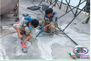 đục tẩy và vệ sinh bề mặt bê tông để xử lý chống thấm