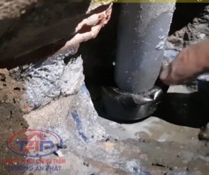 Quấn thanh cao su trương nở Sika SwellStop II quanh cổ ống chống thấm xuyên sàn
