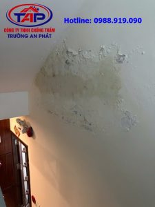 Thấm tường từ nhà vệ sinh gây ẩm mốc bong tróc sơn