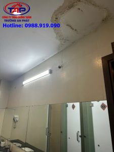 Trần nhà bị thấm nước từ ống thoát sàn nhà vệ sinh