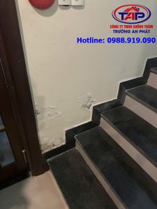 Tường bị thấm nước từ hộc kỹ thuật 