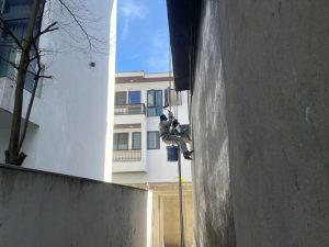 Phủ chống thấm Sika Top Seal 109 trước khi sơn tường ngoài tại TP Vinh Nghệ An