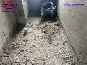 Đục tẩy lớp vữa yếu trước khi thi công chống thấm
