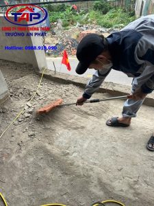 Vệ sinh bề mặt trước khi thi công chống thấm