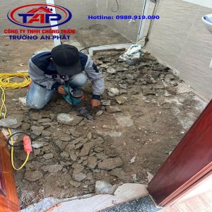 Đục tẩy gạch và đục tẩy lớp vữa trước khi chống thấm