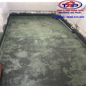 Phủ lớp chống thấm chính trước khi hoàn thiện công trình