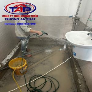 Xịt rửa nước áp lực trước khi phủ màng chống thấm