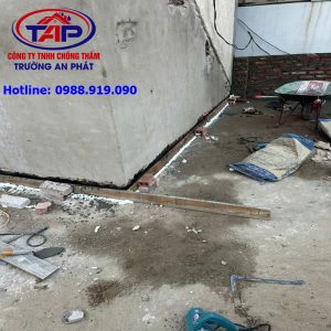 Gia cố chân tường chống thấm ngang trước khi thi công chống thấm