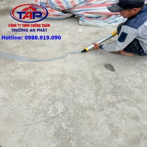 Bơm keo Sikaflex 140 Construction xử lý vết nứt chống thấm bê tông