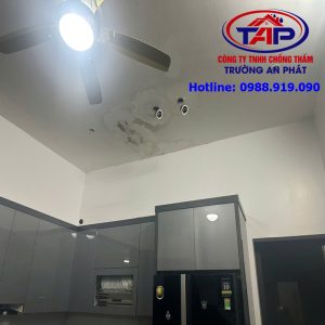 Ban công bị thấm nước làm hỏng trần thạch cao bên dưới