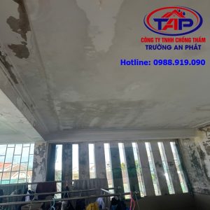 Hậu quả không chống thấm khiến trần nhà và tường bị thấm dột