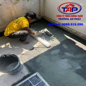 Phủ màng chống thấm lên bề mặt bê tông