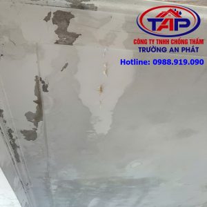 Sân thượng không chống thấm khiến trần nhà bên dưới bị thấm nước và ẩm mốc