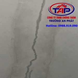 Trần bê tông bị nứt khiến nước thấm xuống bên dưới