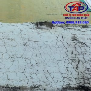 Tường ngoài không chống thấm làm hỏng lớp vữa tô và gây thấm vào trong nhà