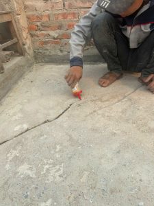 Rót keo Sika Dur 20 Crack Seal xử lý vết nứt bê tông chống thấm