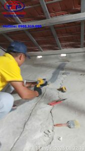 Bơm keo chuyên dụng xử lý vết nứt bê tông trước khi chống thấm