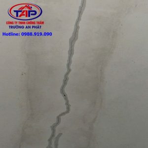 Trần nhà bị thấm nước dù công trình đã lợp mái