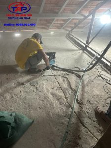 Mài sàn bê tông xung quanh vết nứt trước khi xử lý chống thấm