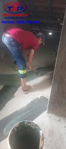 Phủ lớp chống thấm quanh vết nứt bê tông trước khi hoàn thiện